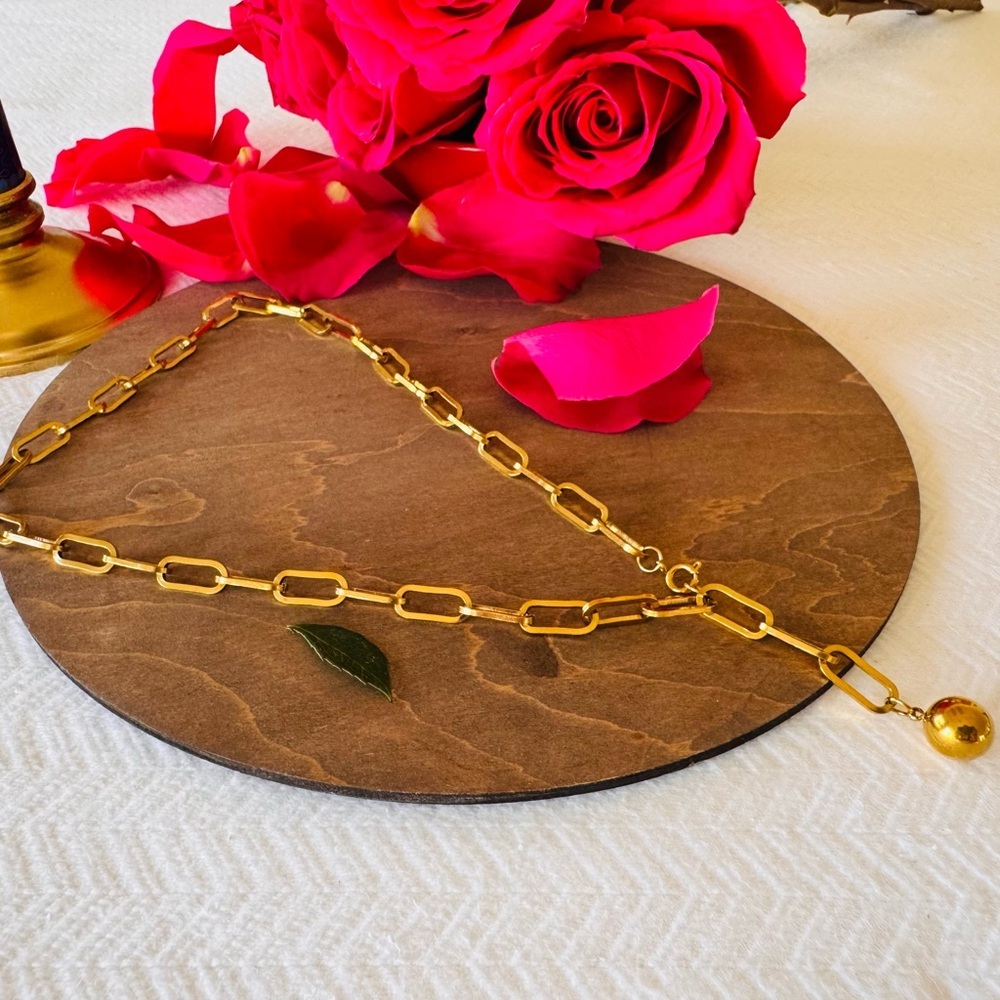 Gold Pendant Necklace with Intricate Detailing - Picture 4 of 5